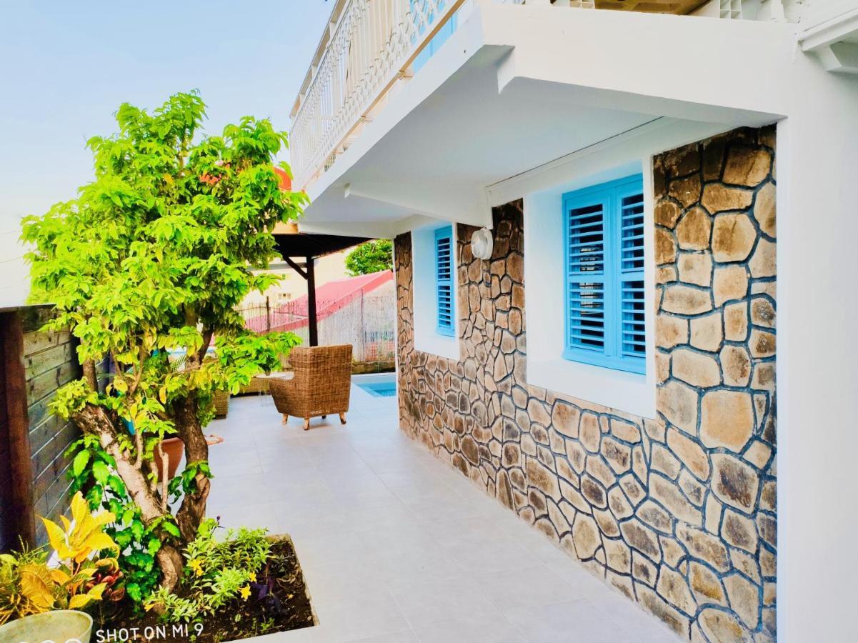 Location Maison Bleue Avec Piscine Privative Au Carbet Martinique ル・カルベ エクステリア 写真