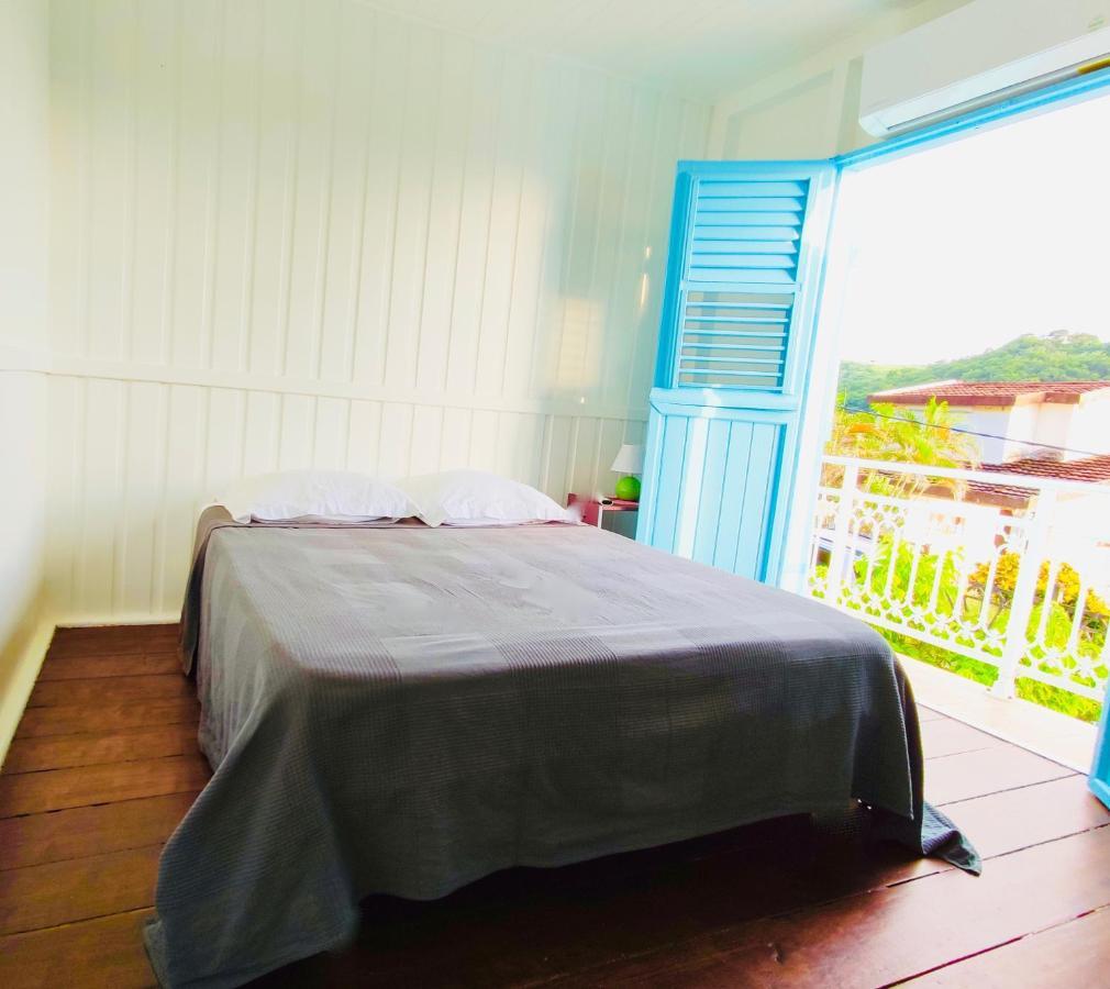 Location Maison Bleue Avec Piscine Privative Au Carbet Martinique ル・カルベ エクステリア 写真