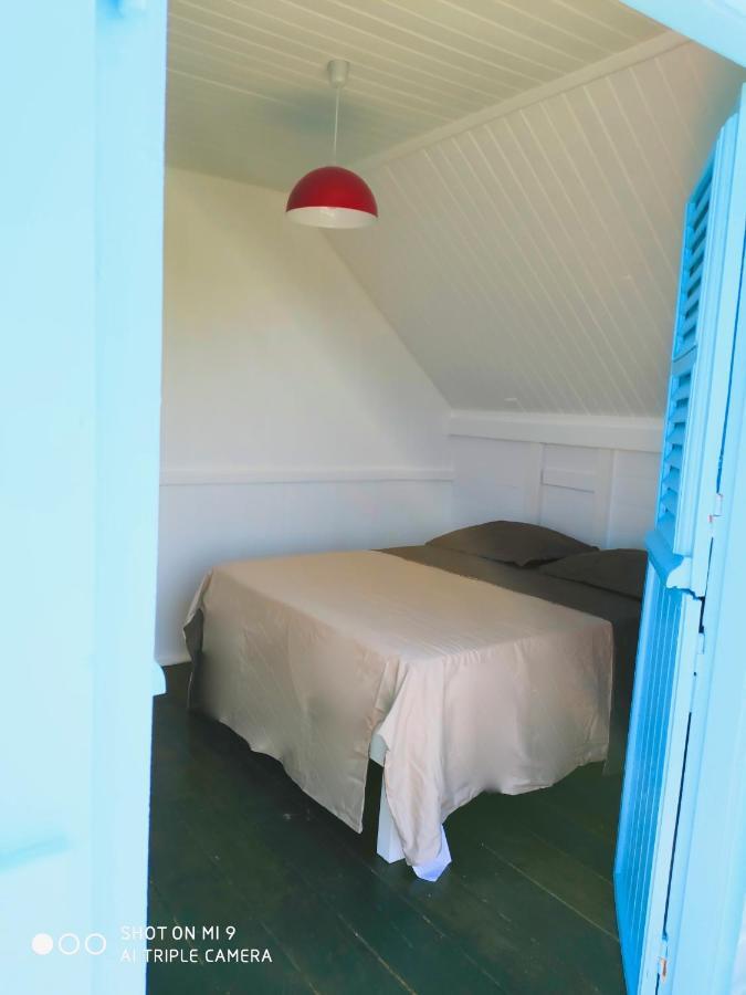 Location Maison Bleue Avec Piscine Privative Au Carbet Martinique ル・カルベ エクステリア 写真