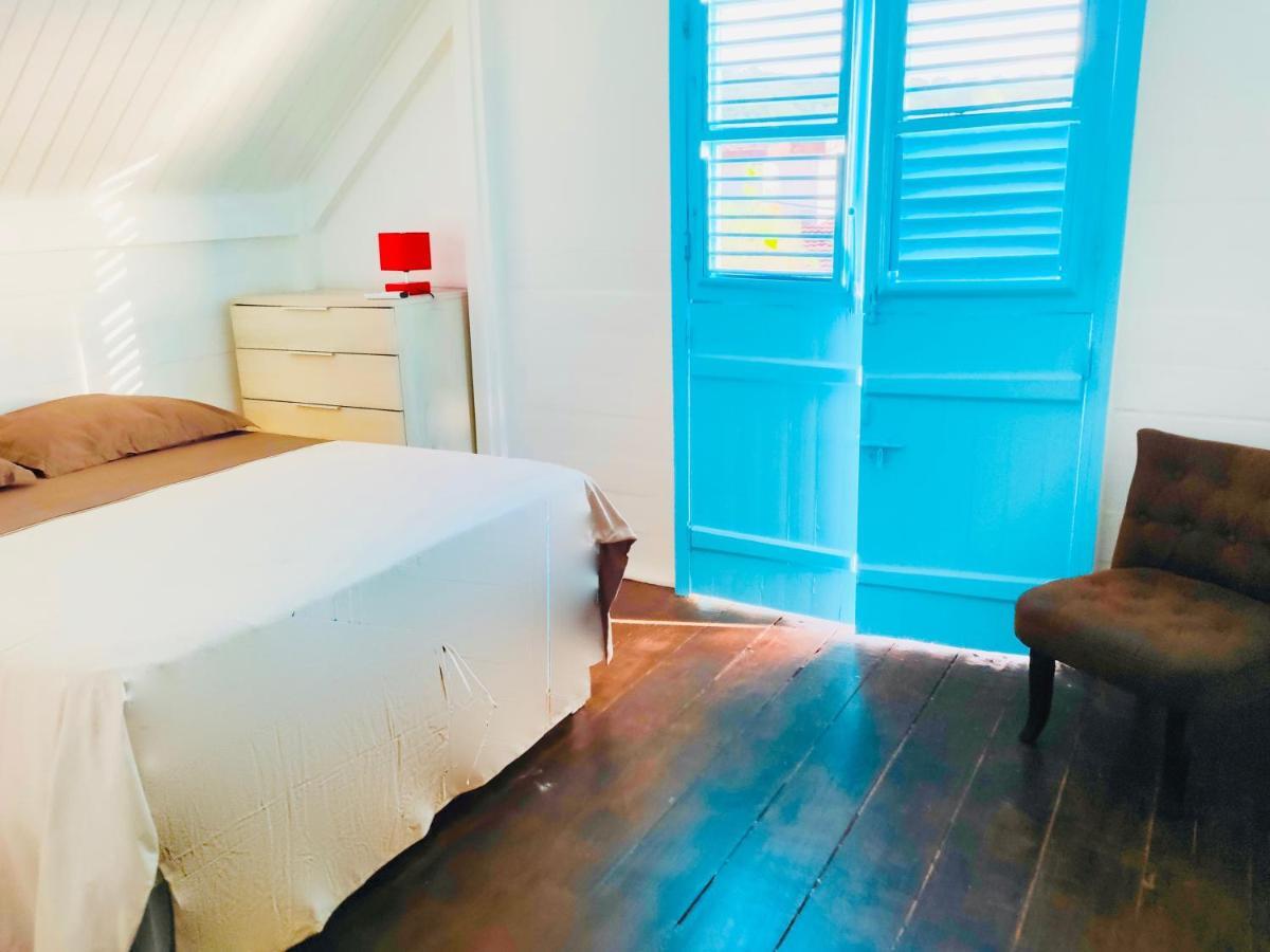 Location Maison Bleue Avec Piscine Privative Au Carbet Martinique ル・カルベ エクステリア 写真